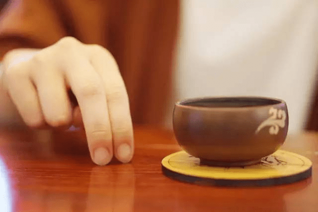 Why do you knock on the table when drinking tea? Uncovering the finger knocking ritual on the tea table