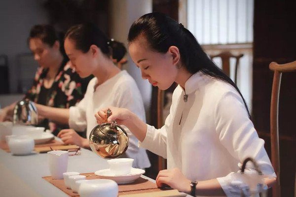 冲泡茶的礼仪：从茶叶到茶杯的美好旅程