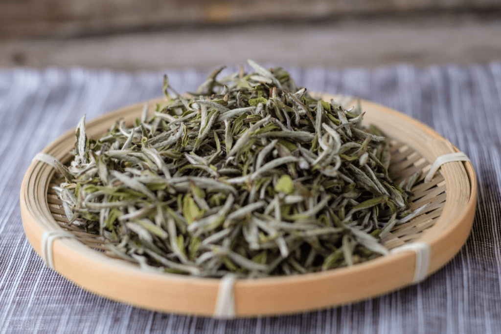 What are the benefits of drinking white tea for women?