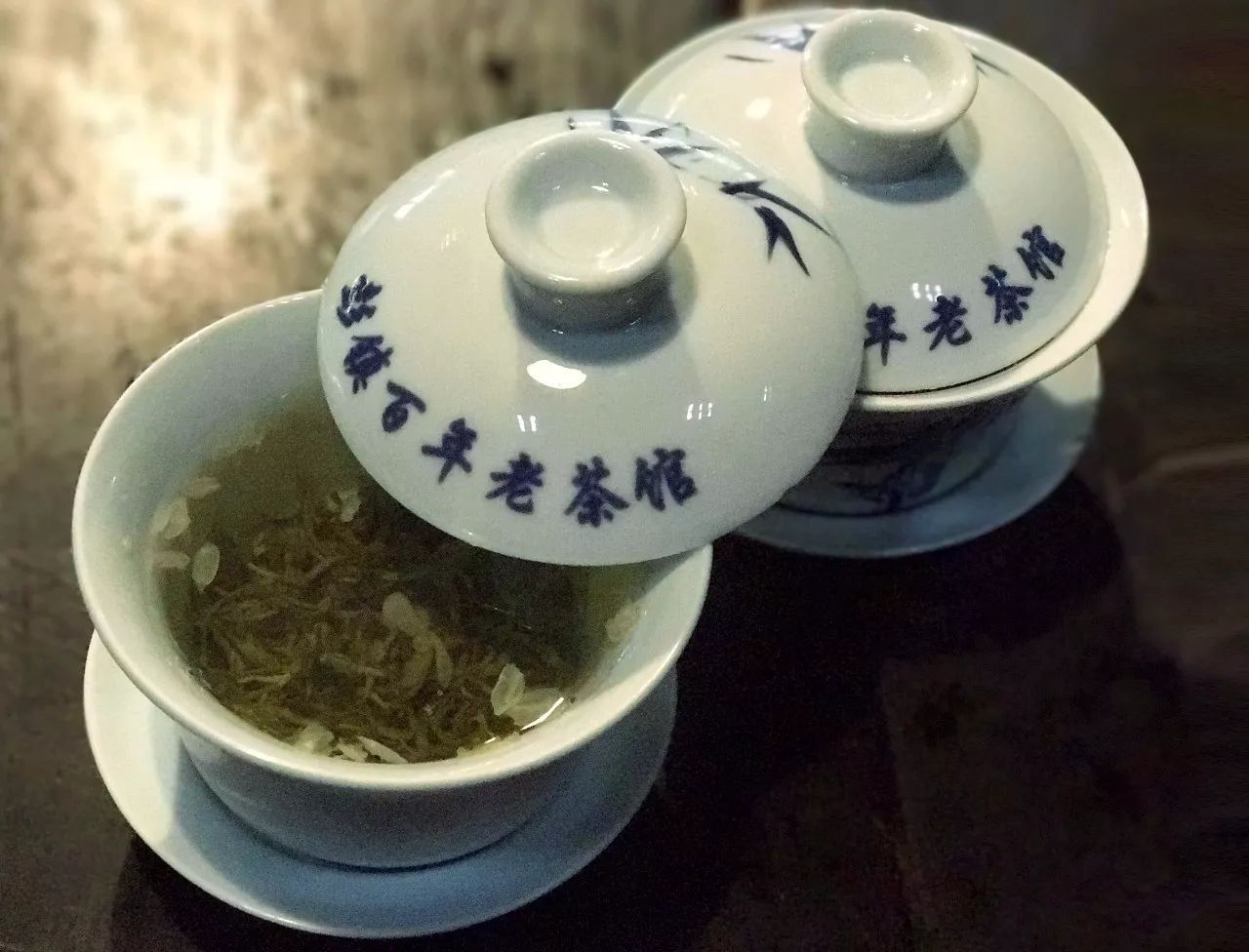 盖碗冲泡茉莉花茶的最佳方法：简单易学，尽享茶香